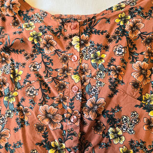 SZ XXL NO BOUNDARIES Cinnamon Ditsy Floral Viscose Cap Sleeve Smocked Button Top